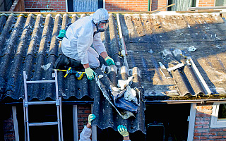 Niebezpieczny dla zdrowia azbest znika z Pasłęka i okolic. Są na to pieniądze